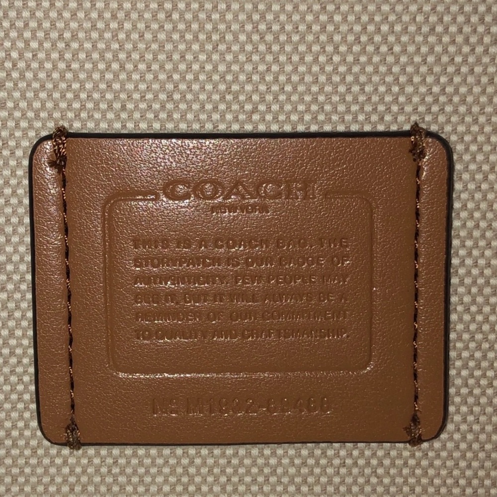 Coach Field Tote Leatherware NEW WITH TAG
COMES WITH POUCH, STRAP AND DUST BAG - Picture 10 of 13